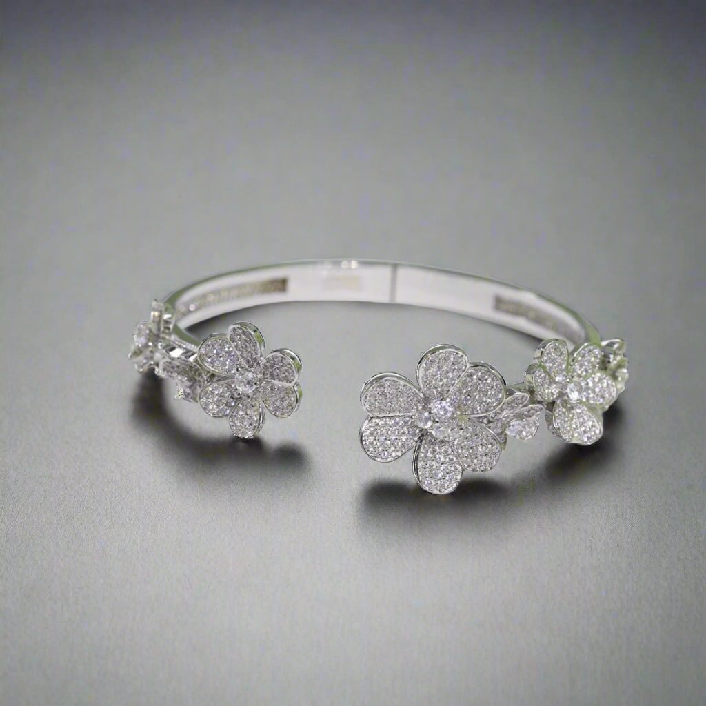 18K Frivole Seven Flowers Diamonds Bracelet